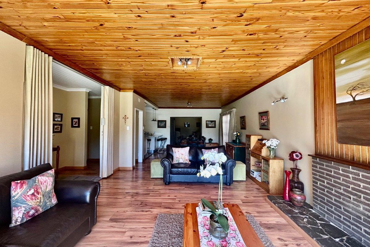 Charming family home on a corner stand, near popular schools and the University. - Photo 3