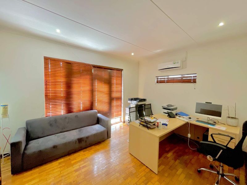 **Versatile Medical Consulting and Clinic Facility on Justice Mahomed Street - VIEW THIS WEEK TO MAKE YOUR OFFER**** - Photo 7