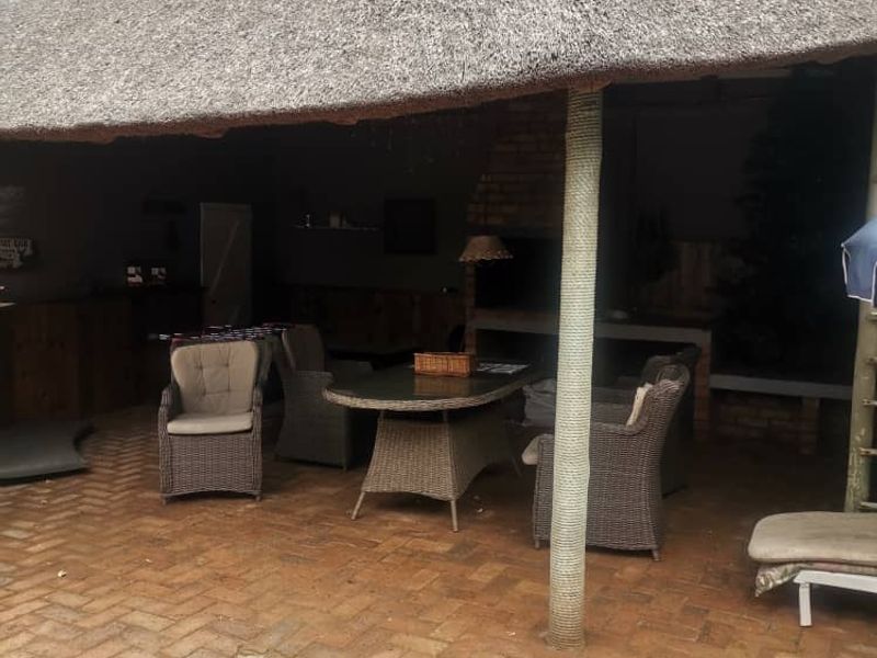 For sale - Vineta's Finest: Elegant 4-Bedroom Home with Top Amenities! - Photo 3