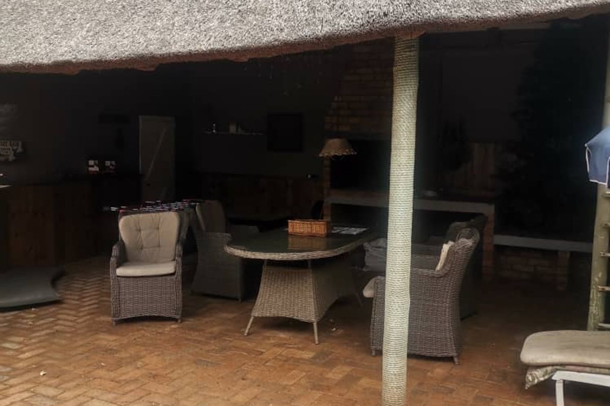 For sale - Vineta's Finest: Elegant 4-Bedroom Home with Top Amenities! - Photo 3