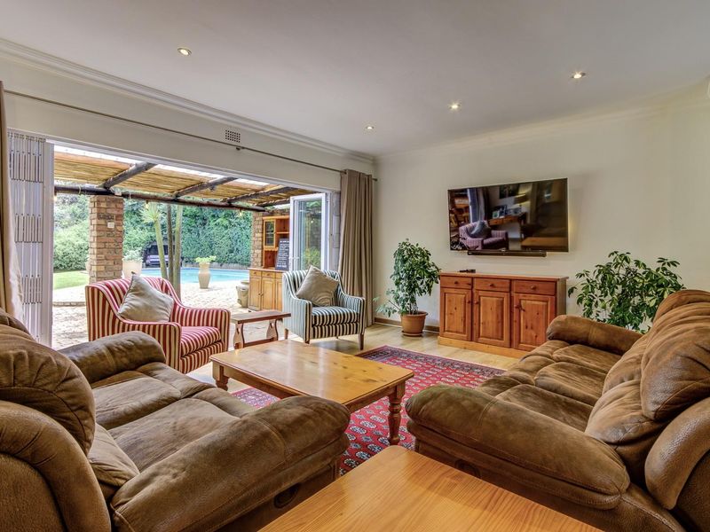 STUNNING 4 to 5 BEDROOM HOME WITH SOLAR AND WATER BACK UP and HOME OFFICE SPACE - Photo 10