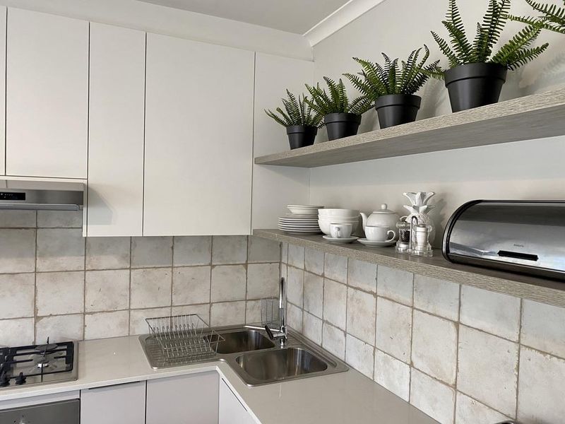 Coastal Chic Garden Apartment – 1 Road from the Beach - Photo 2