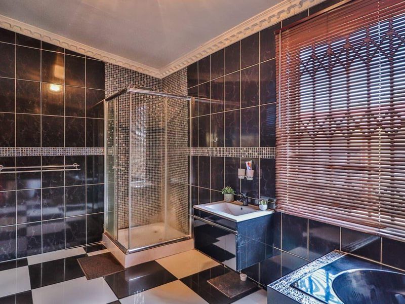 STUNNING FAMILY HOME WITH FLATLET - Photo 10