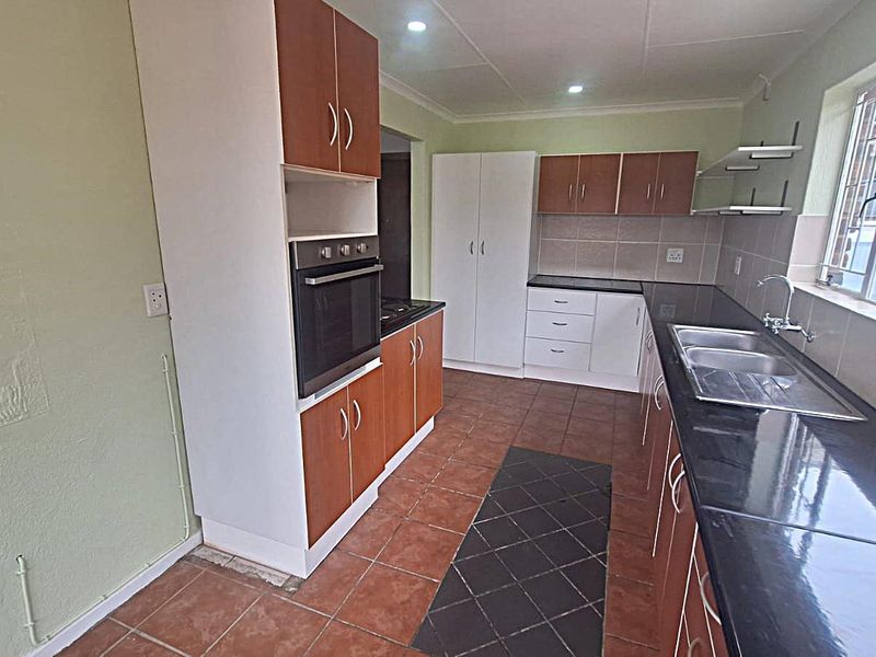 Delightful 3 Bedroom home in Elandspark - Photo 6