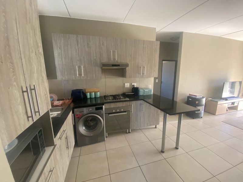 Stylish first floor two bedroom apartment in a secure modern estate - Photo 2