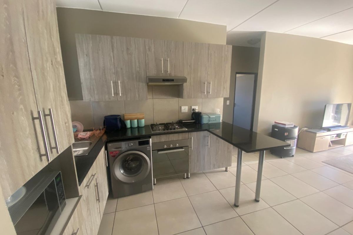 Stylish first floor two bedroom apartment in a secure modern estate - Photo 2