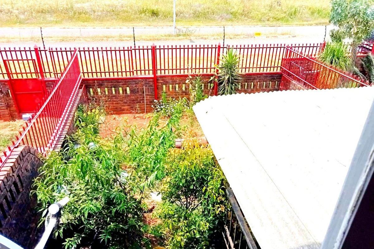 Stunning home near the OR International Airport - Photo 4