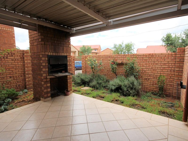 2 Bedrooms/ 2.5 Bathrooms/ 1 Garage - Photo 9