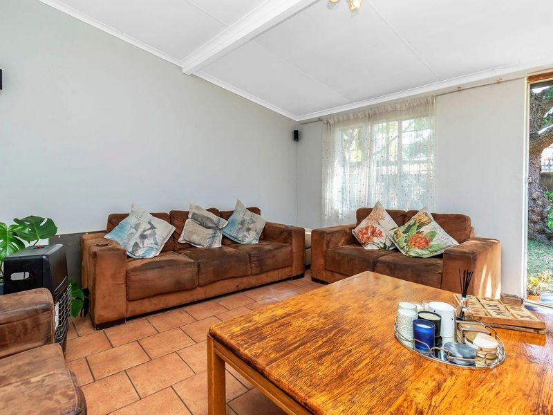 Expansive training lodge situated close to Grand Central Airport - Photo 9