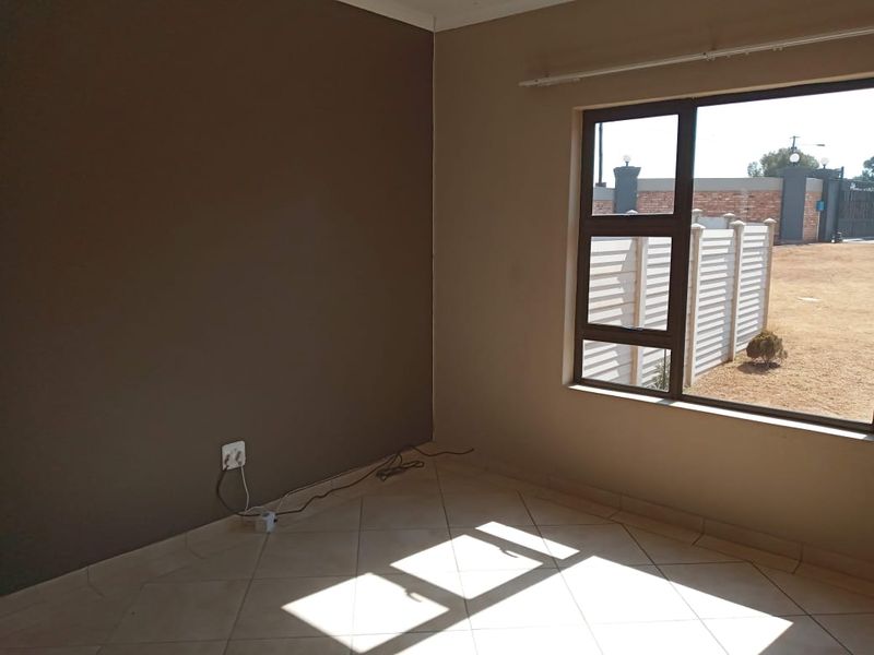 Three bedroom townhouse in Private Estate Kookrus Meyerton Gauteng - Photo 10