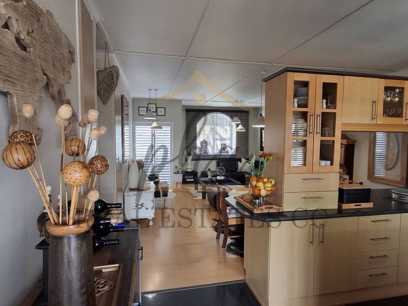 Beautifully Renovated Secure Apartment – Walking Distance to the Ocean - Photo 5