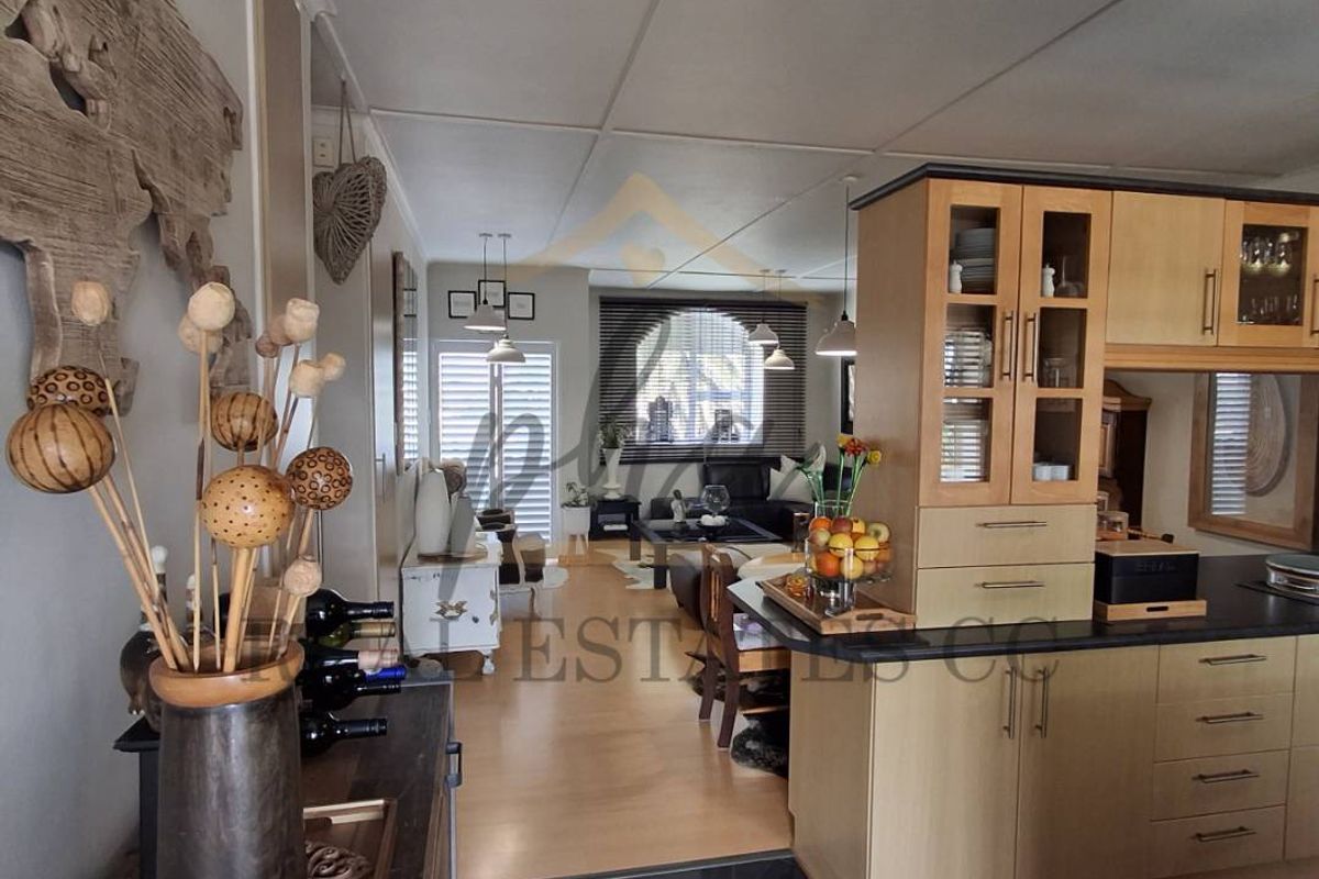 Beautifully Renovated Secure Apartment – Walking Distance to the Ocean - Photo 5