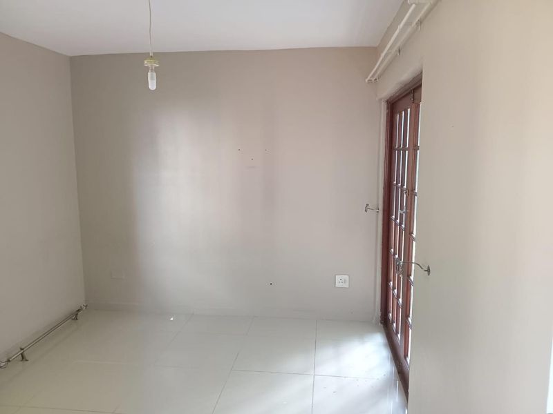 Discover simple, stylish living in this well-maintained 2-bedroom flat, perfect for comfortable everyday living or a smart investment opportunity. - Photo 7