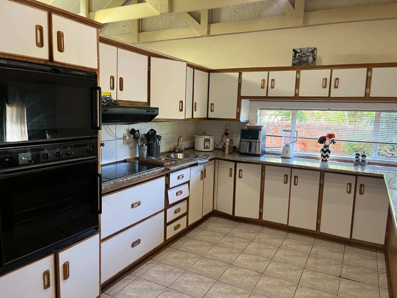 Elegant Double-Storey Family Home in a Prestigious Neighbourhood - Photo 3