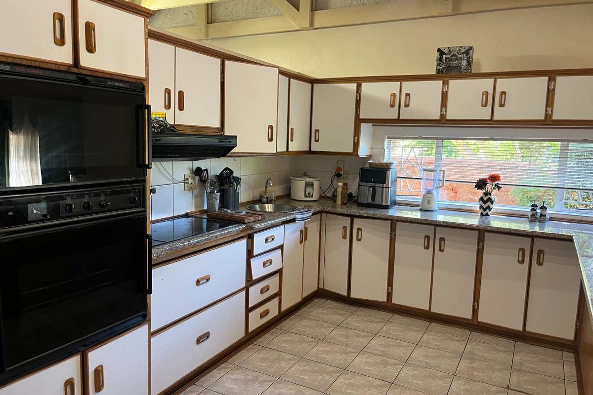 Elegant Double-Storey Family Home in a Prestigious Neighbourhood - Photo 3