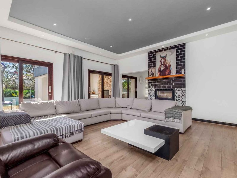 STYLISH PRIVATE 4 BEDROOM ENTERTAINER RESIDENCE, PERFECTLY POSITIONED IN THE STRATFORD GARDENS. - Photo 3