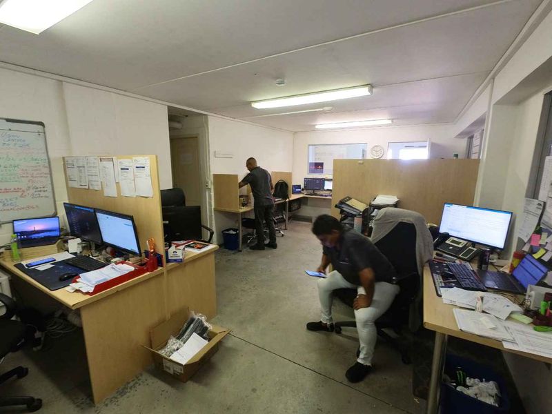 278m2 Industrial Warehouse To Let - Photo 9