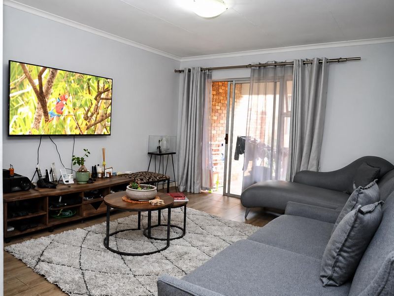 Perfectly Located: Modern, stunning 2 bedroom Townhouse with Easy Access to N1 - Photo 5