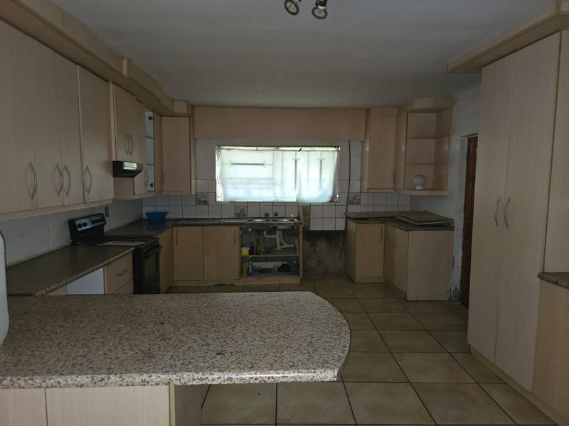 Huge four bedroom fixer up for sale - Photo 6