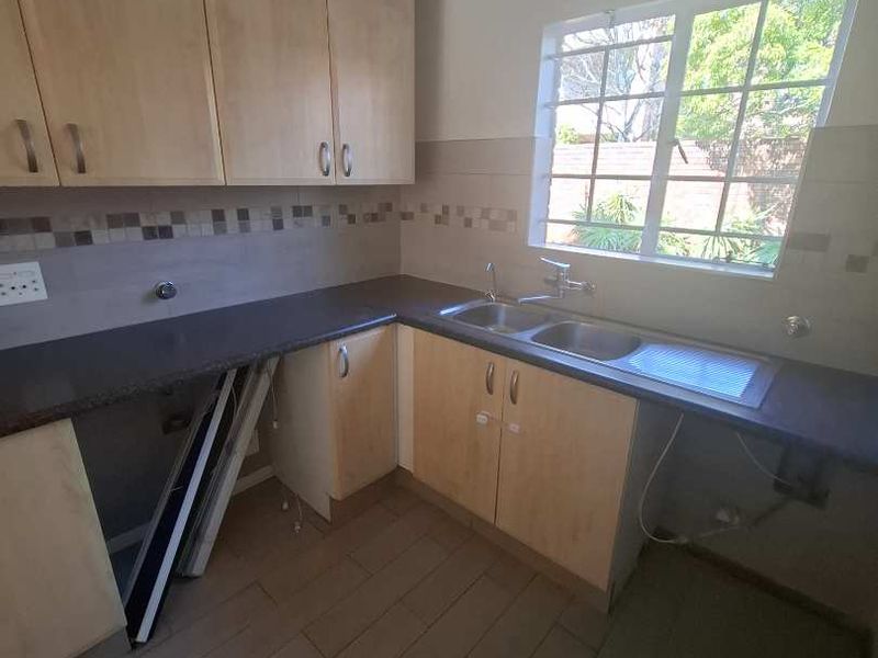 Stunning 3 bedroom unit in Equestria - Photo 4