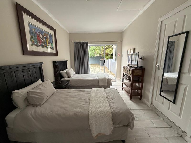 FOR SALE- LARGE 3 BEDROOM HOUSE AND 2 SEPARATE EN-SUITE ROOMS IN HAGE HEIGHTS, SWAKOPMUND, NAMIBIA - Photo 6