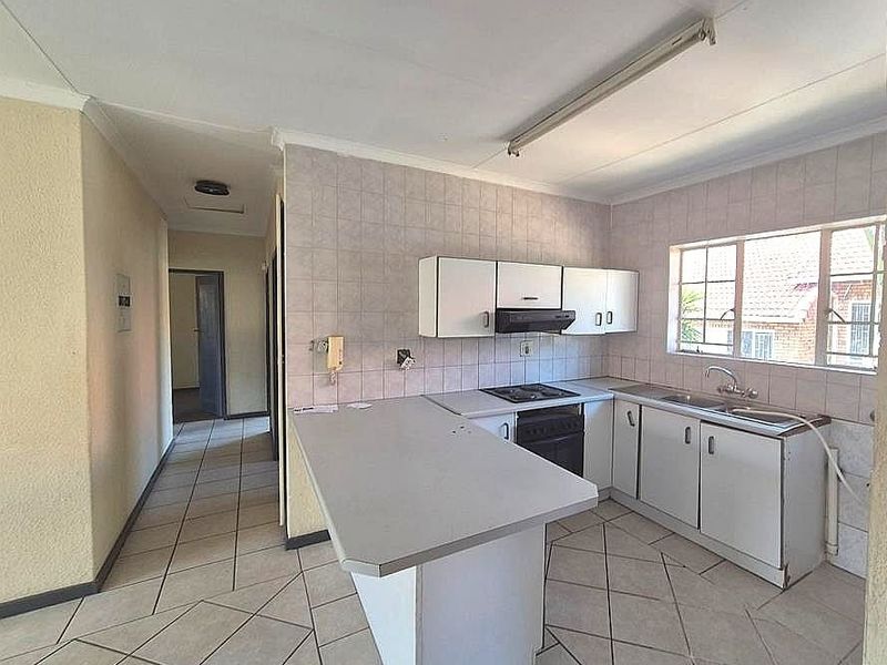 3 Bedroom Townhouse in Glenvista - Photo 2