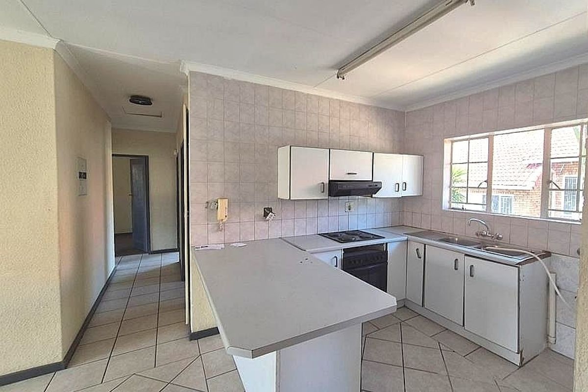 3 Bedroom Townhouse in Glenvista - Photo 2