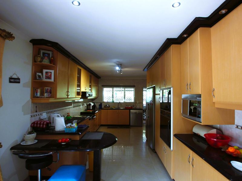 Beautiful Home Cowies Estate - Photo 4