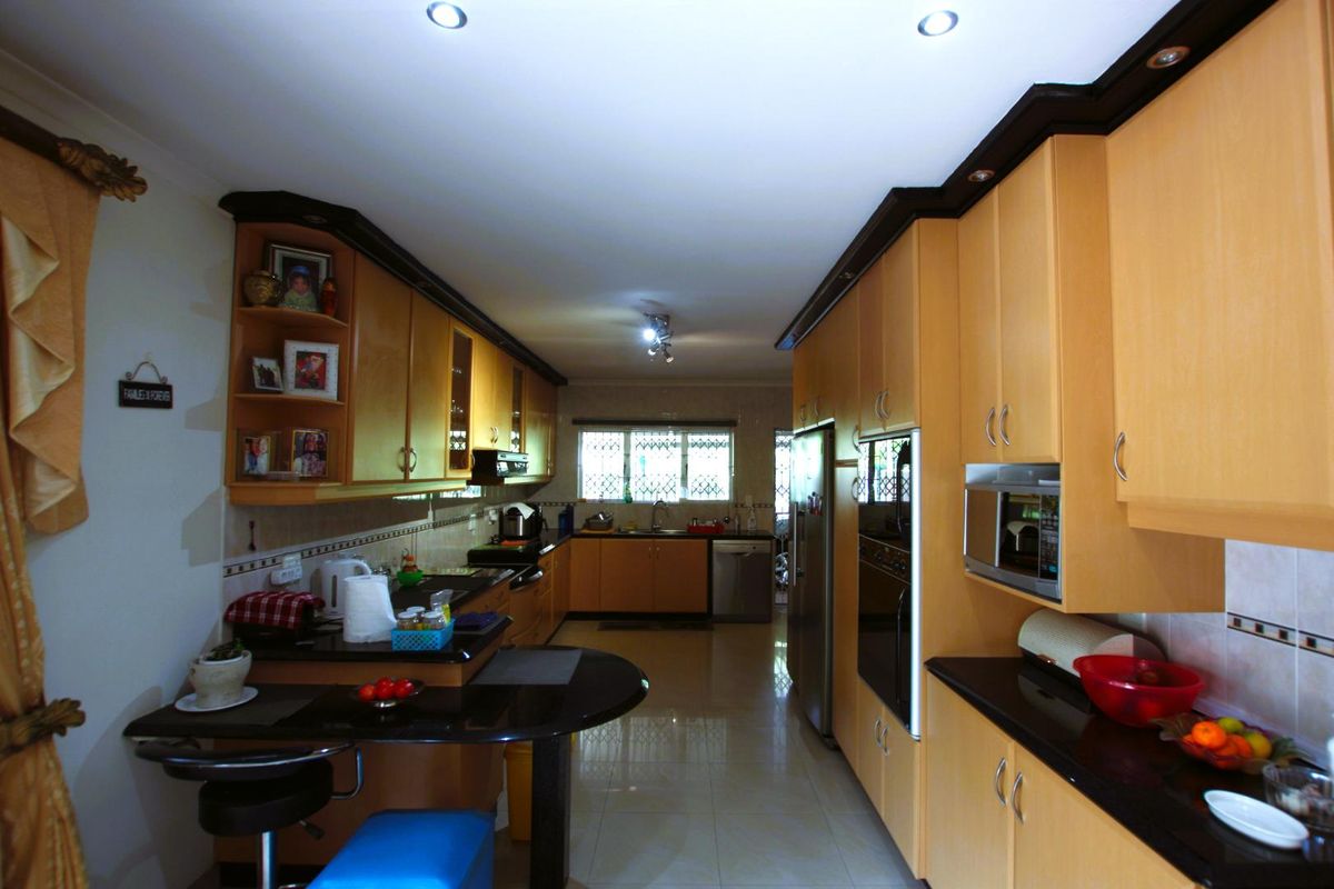 Beautiful Home Cowies Estate - Photo 4