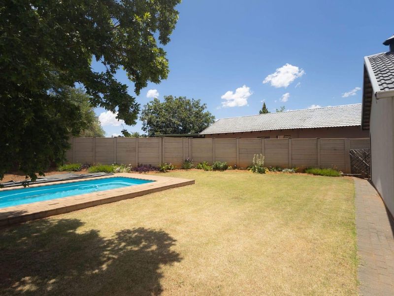 Spacious 3-Bedroom Home with Private Pool & Expansive Yard - Photo 6