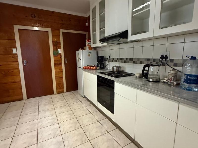 Massive family home for sale in Eros, Namibia. - Photo 7
