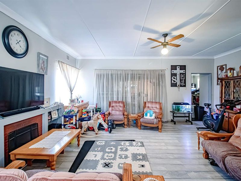 Spacious 3-Bedroom Home with Flatlet & Pool - Photo 2