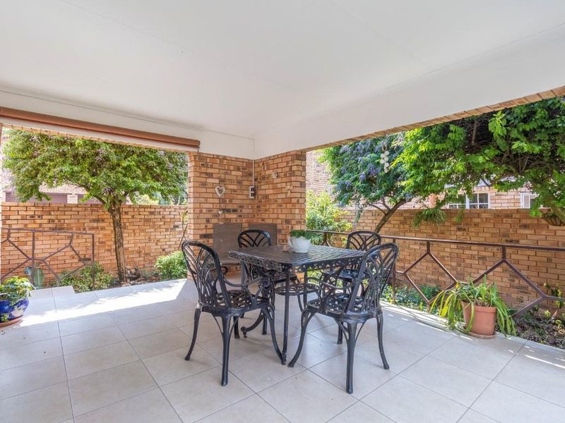 ACCENT ON CONVENIENCE IN A SECURE COMPLEX! - Photo 2