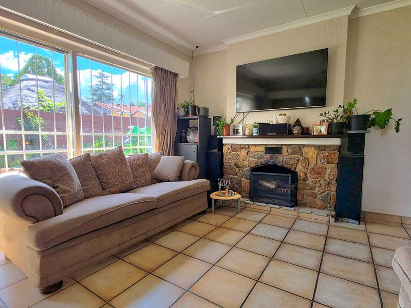 5 Bedroom house for sale in Brackendowns - Photo 3