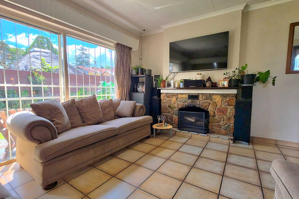 5 Bedroom house for sale in Brackendowns - Photo 3