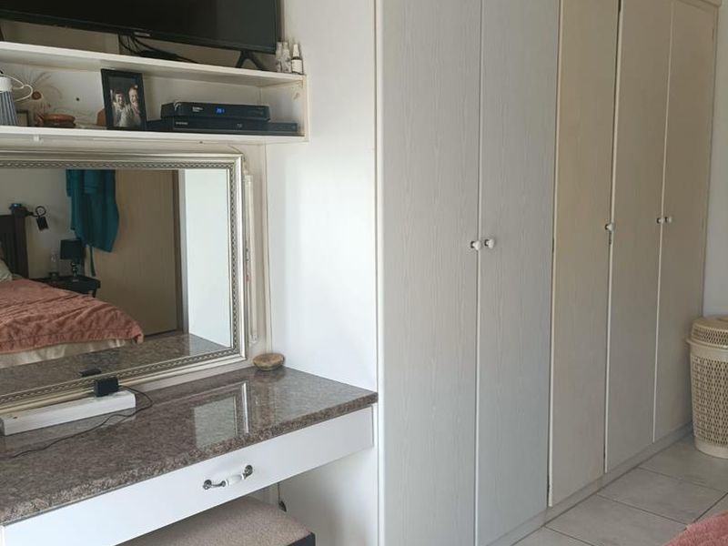 Modern Stunning Gem, 2 Bedroom Townhouse available - Photo 9