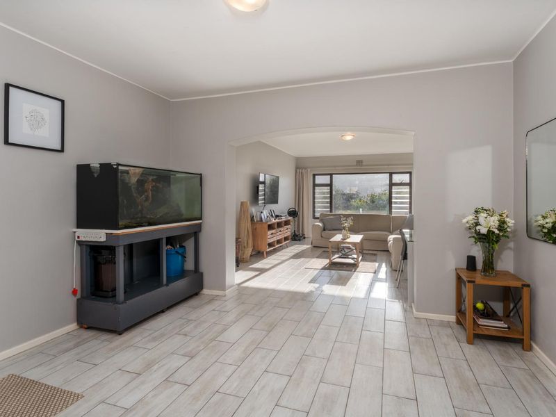 Spacious Two-Bedroom Apartment with Sea Views in Sought-After Highgate Complex - Photo 4