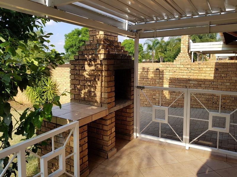 TWO BEDROO TOWNHOUSE AVAILABLE IN MAGALIESKRUIN : 1 SEPTEMBER 2026 - Photo 1