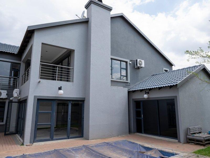 9 Bedroom Beautiful Family Home in sought after Estate - Photo 10