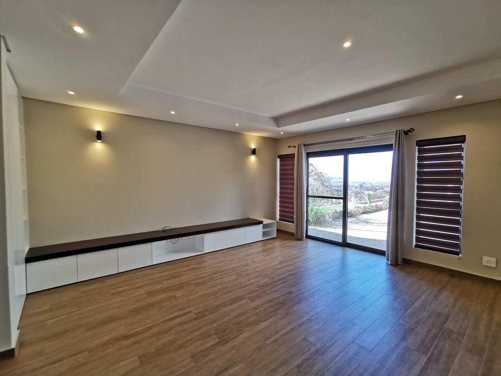 FLAT - OPEN-PLAN LOUNGE AREA 