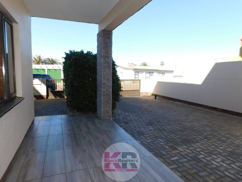 Double-Storey Home in Henties Bay + Flat - Photo 5