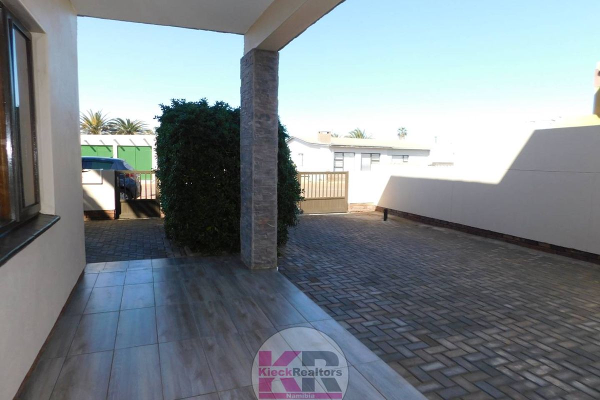 Double-Storey Home in Henties Bay + Flat - Photo 5