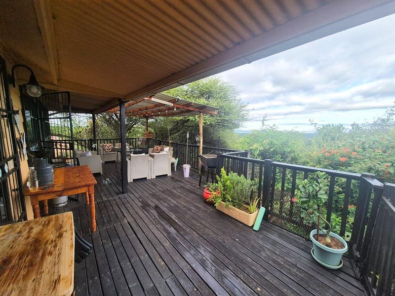 Charming Artistic Retreat with Exceptional Outdoor Entertainment Spaces - Photo 5