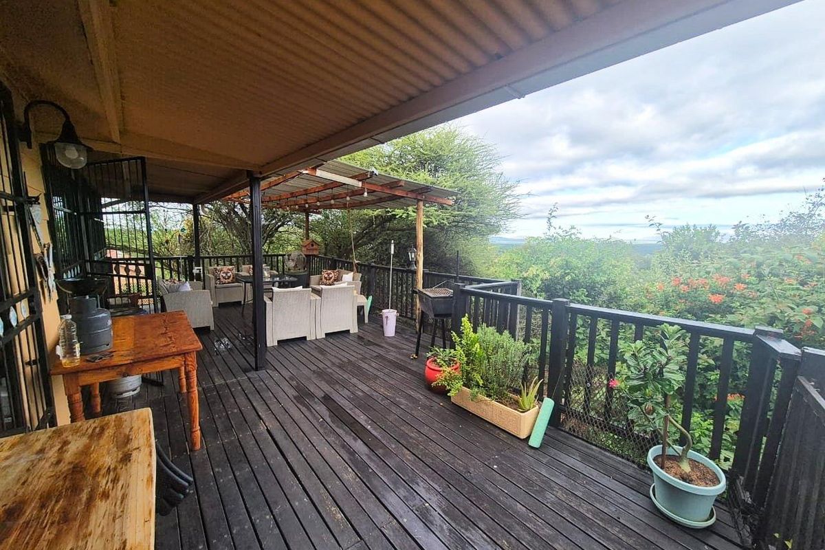 Charming Artistic Retreat with Exceptional Outdoor Entertainment Spaces - Photo 5