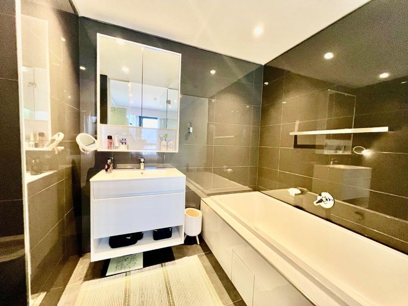 Luxury Meets Convenience in Rosebank’s Manhattan-Inspired Residence - Photo 5