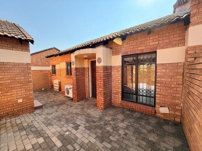 Perfect Lock-Up & Go 2 Bedroom Simplex in a Sought-After Double Security Estate - Photo 4