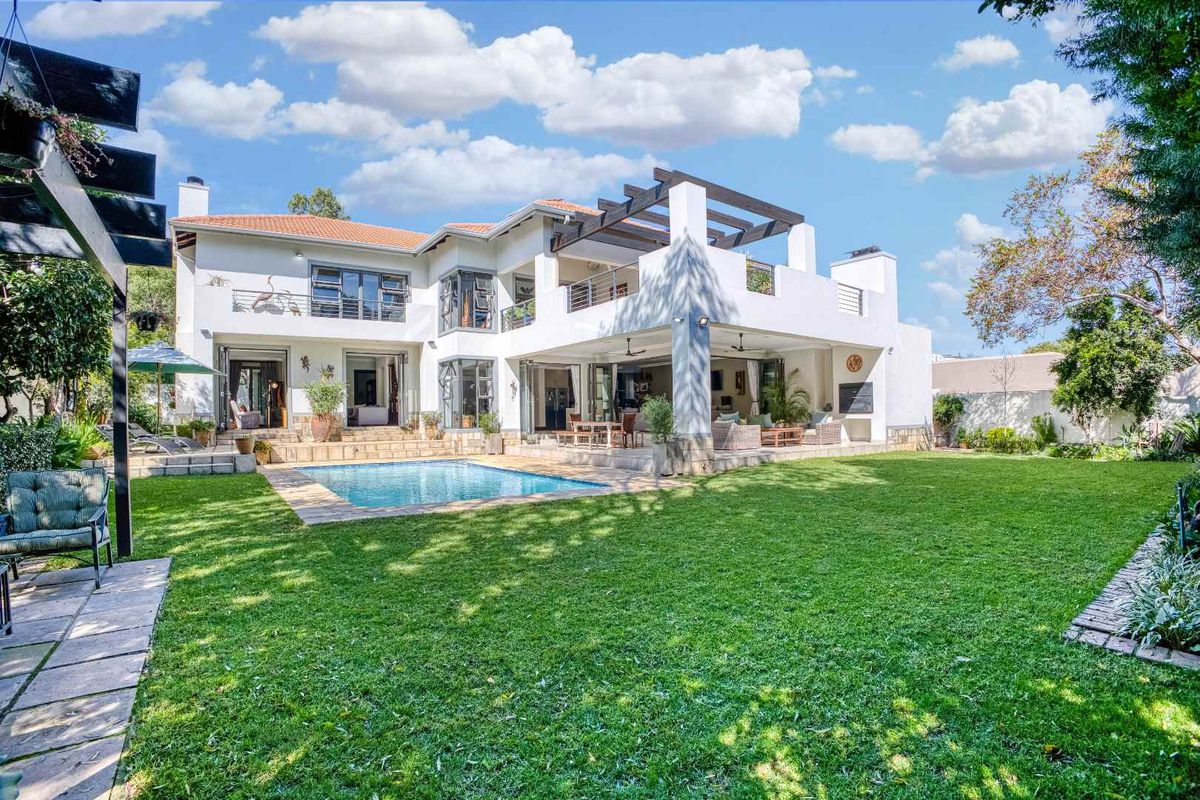 STUNNING 5 BEDROOM HOME FOR SALE IN FOURWAYS GARDENS RESIDENTIAL ESTATE - Photo 2