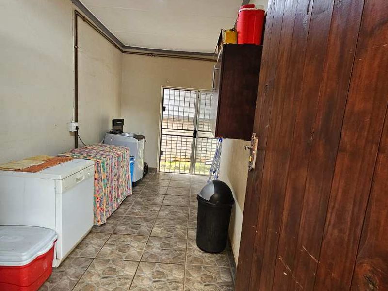 Spacious 3-Bdroom Home with swimming-pool and income generating Flatlet in Dorandia - Photo 7