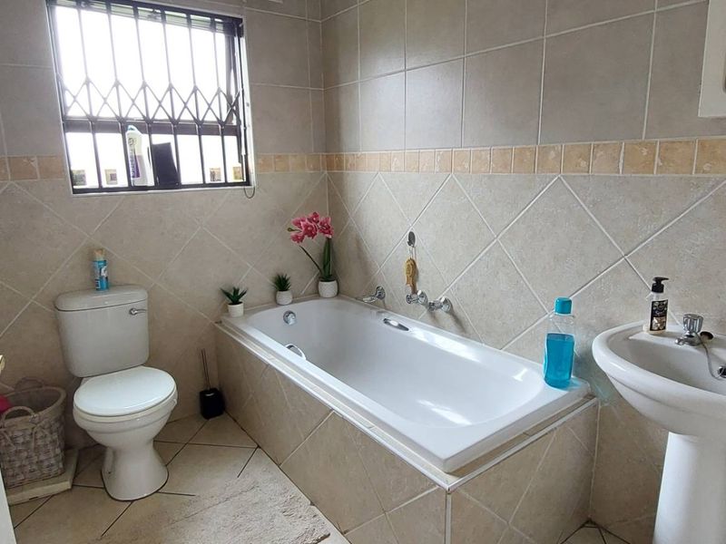 Modern Comfort in a 3-Bedroom, pet friendly duplex - Photo 10