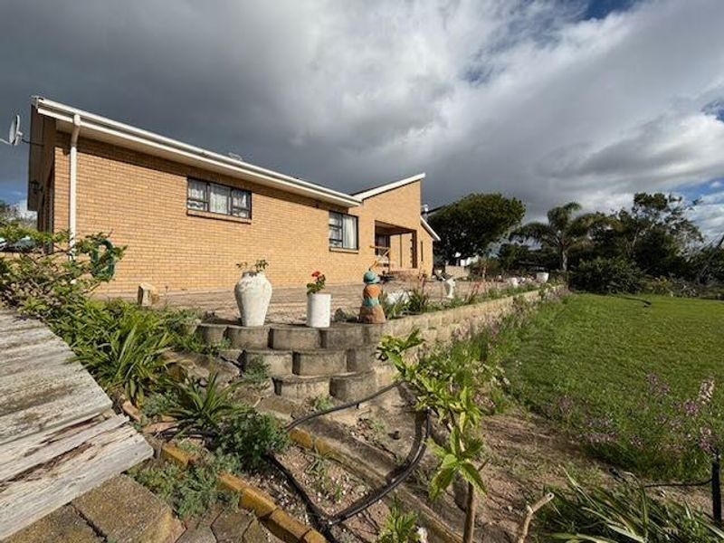 Elevated Family Living with Mountain Views, Space and Practical Backup Features - Photo 4